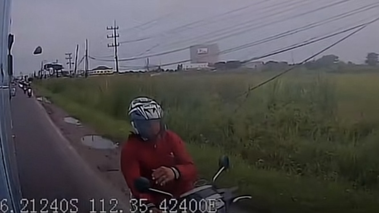 Rekaman CCTV saat pelaku melempar batu ke arah bus Trans Jatim.