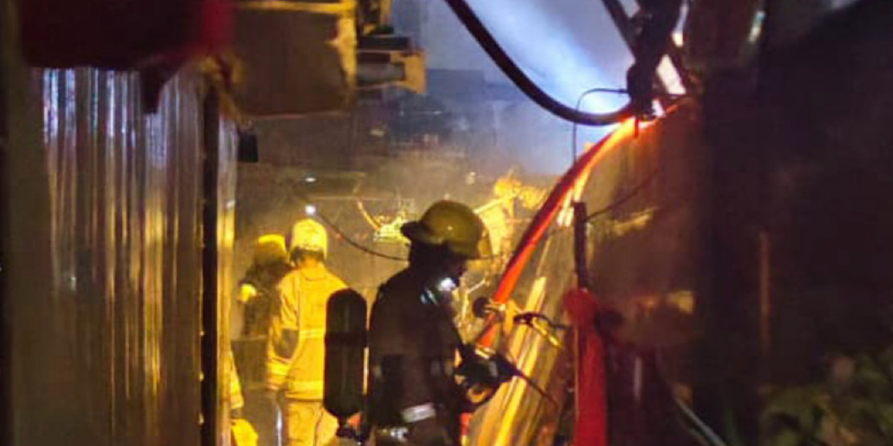 Pemadaman rumah yang terbakar di kawasan Peneleh. (Foto: DPKP Surabaya/jatimnow.com)