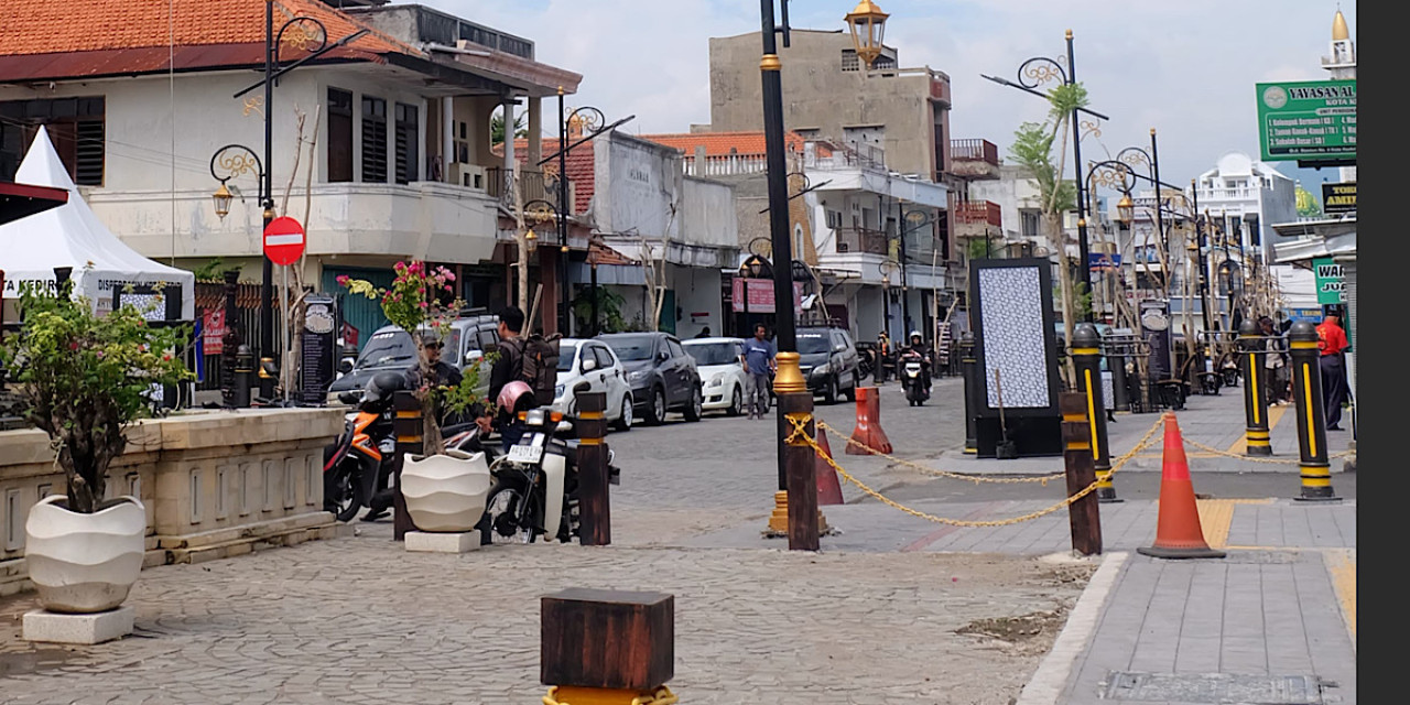 Situasi jalan Stasiun Kediri.