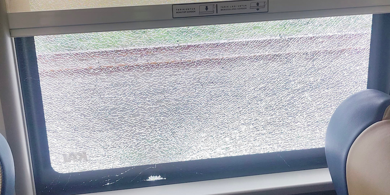 Kaca KA Ranggajati pecah akibat lemparan batu di Nganjuk. (Foto: KAI Daop 7 Madiun/jatimnow.com)