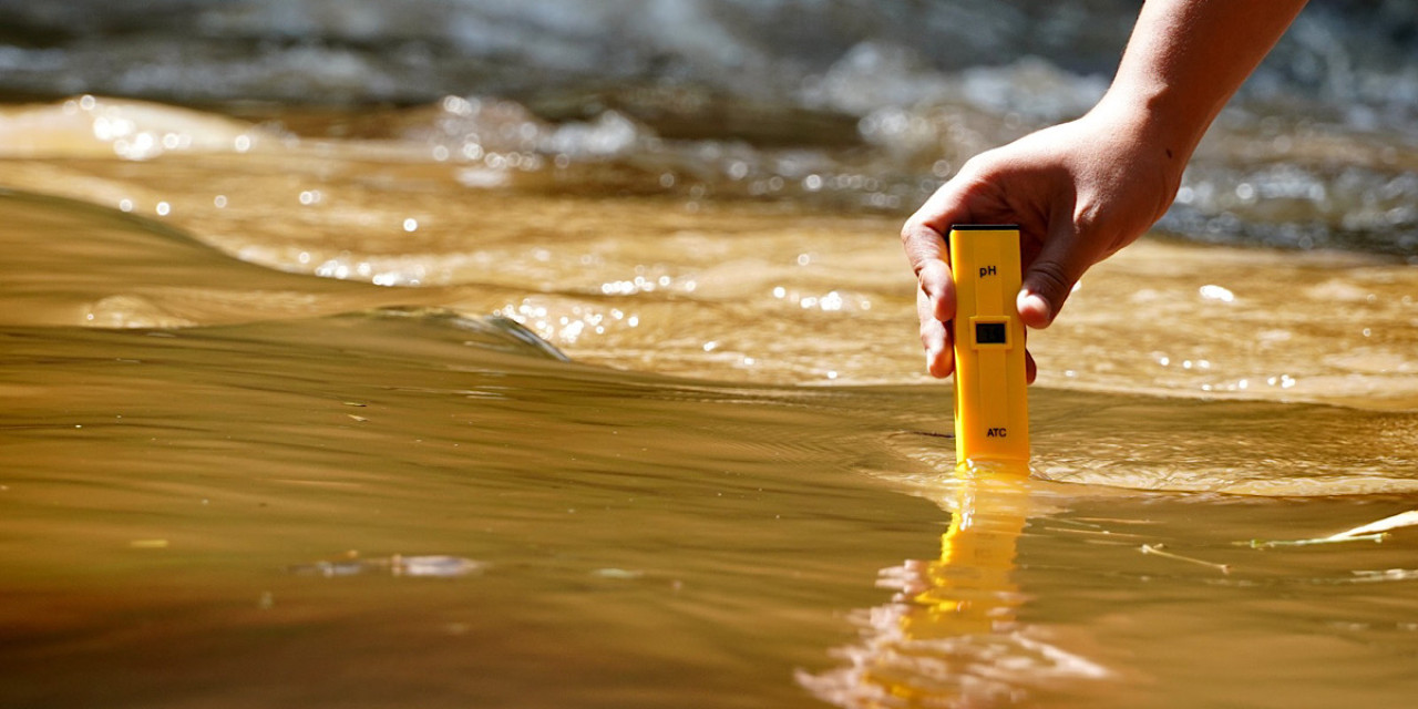 Caption penelitian tim dari PSPK Universitas Brawijaya di Sungai Brantas (Foto: Humas Universitas Brawijaya/jatimnow.com)