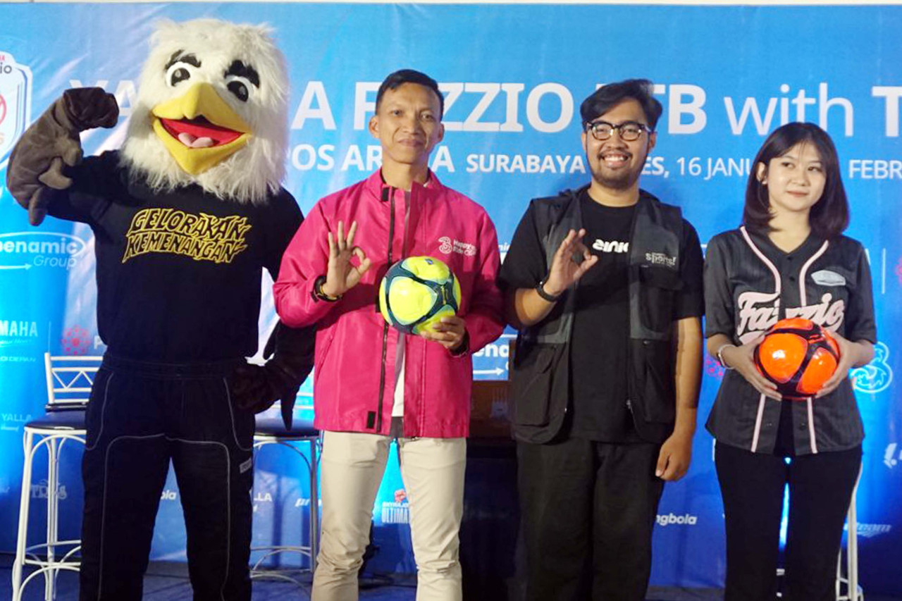SVP Head of Region East Java Indosat Ooredoo Hutchison, Sigit Herprabowo, dan penyelenggara menunjukkan bola resmi sebagai simbol dimulainya musim terbaru Liga Tendang Bola 2026. (Foto: IOH/jatimnow.com)