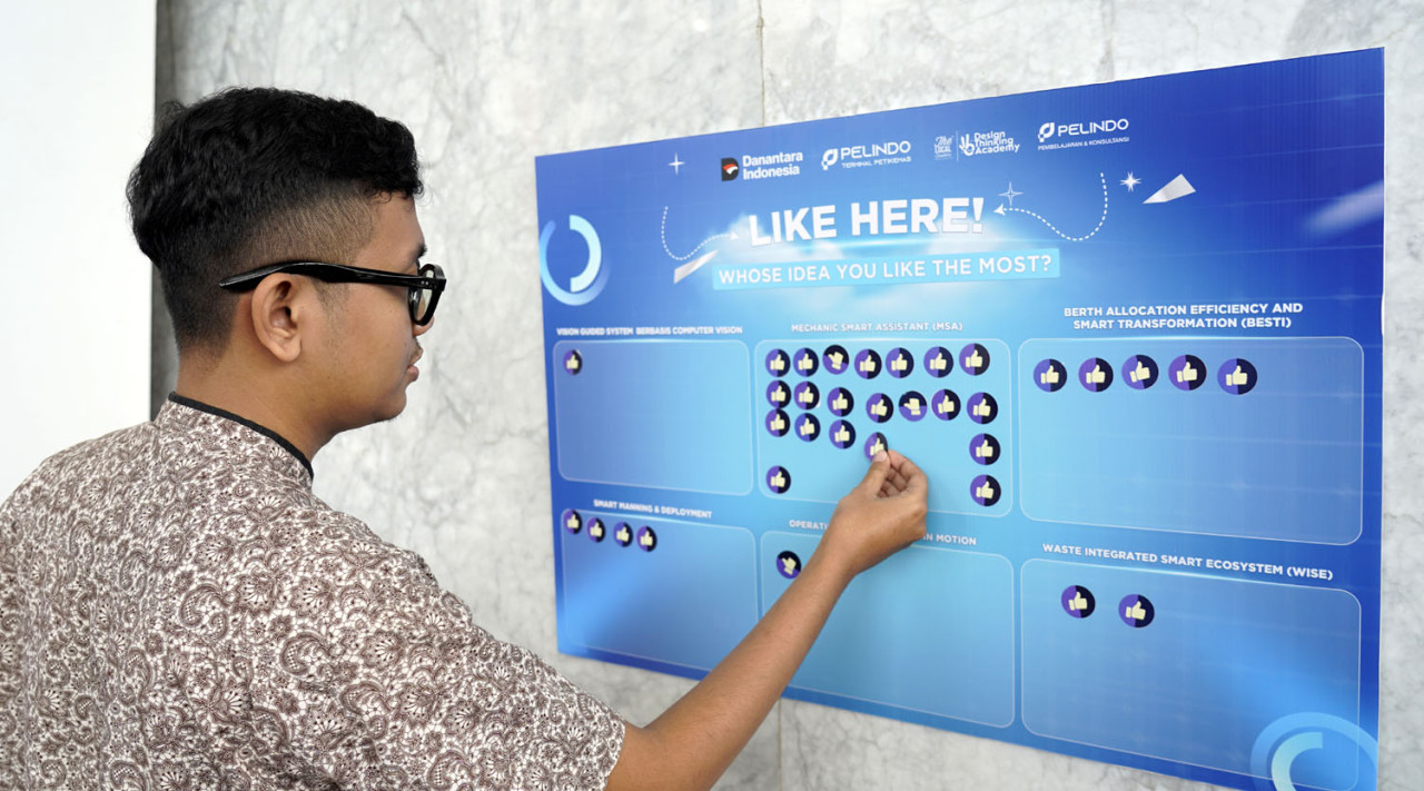 Salah satu pengunjung melakukan vote dengan menempelkan stiker tanda jempol kepada MSA menandai bahwa pengunjung menyukai inovasi MSA yang dibuat oleh TPS. (Foto: Humas TPS/jatimnow.com)