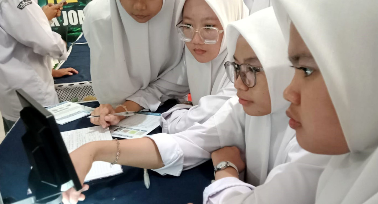 Sejumlah pelajar melakukan penelitian ketika mengikuti edukasi lingkungan di MA MTs Al Hikam Jatirejo, Diwek, Jombang. (Foto: Ecoton/jatimnow.com)