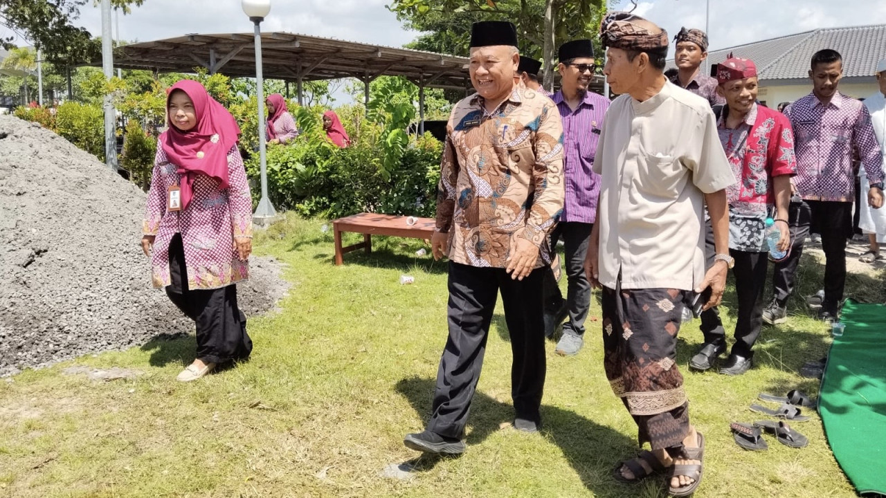 Kepala Dinas Pendidikan Kabupaten Kediri Muhsin saat peletakan batu pertama pembangunan tiga rumah ibadah di SMPN 3 Grogol. (Foto: Nanik for jatimnow.com)
