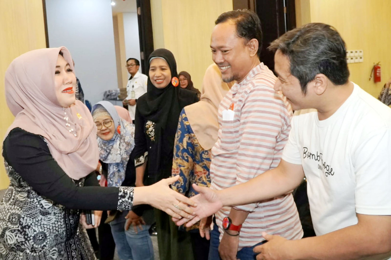 Anggota DPD RI, Ning Lia (kiri), menyambut hangat kedatangan komunitas Markas UKM di Kantor DPD RI Jawa Timur, Surabaya, Kamis (22/1/2026). (Foto: Markas UKM/jatimnow.com)