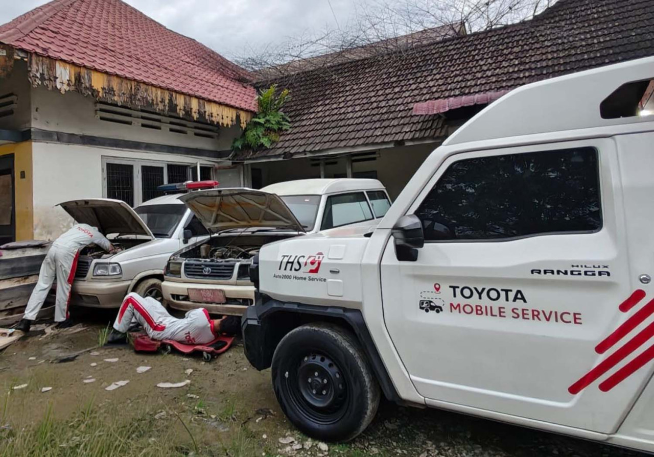 Pemeriksaan dan perbaikan unit ambulans dilakukan melalui kolaborasi Grup Astra dan Kementerian Kesehatan Republik Indonesia, dengan total 126 unit ambulans yang tersebar di Aceh, Sumatra Utara, dan Sumatra Barat telah ditangani secara bertahap. (Foto: Astra/jatimnow.com)