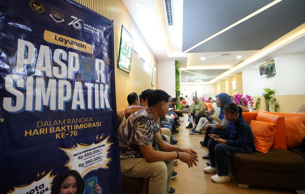 Kantor Imigrasi Kelas I Khusus TPI Surabaya membuka layanan Paspor Simpatik sepanjang akhir pekan kemarin. (Foto/jatimnow.com)