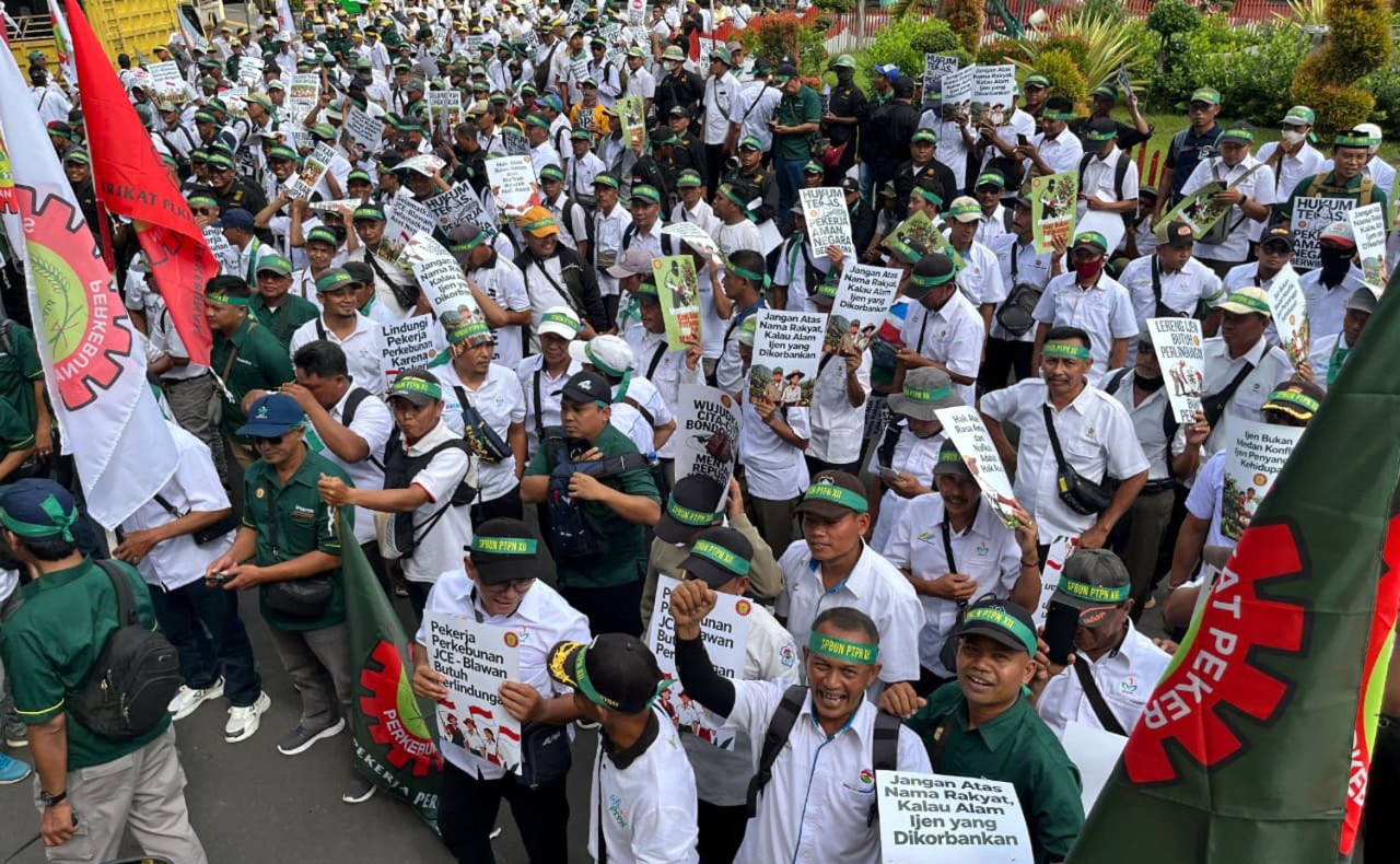 Ribuan pekerja perkebunan menggelar aksi damai di Bondowoso menuntut penyelesaian konflik JCE-Blawan yang merusak aset negara dan rasa aman. (Foto/jatimnow.com)