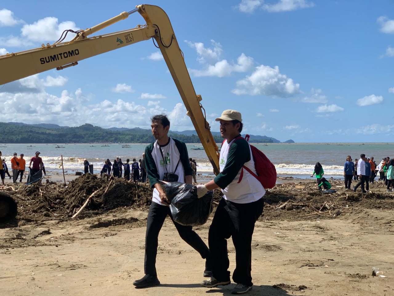 Foto: Aktivitas pembersihan sampah di salah satu pantai di Tulungagung. (Bramanta/jatimnow.com)