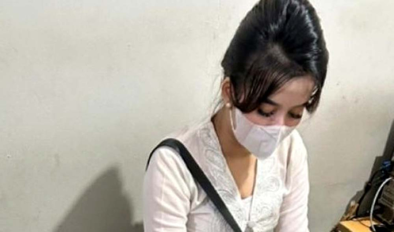 Khairun Nisa tertangkap mengenakan seragam pramugari di area Bandara Soekarno-Hatta.(Foto/Tangkapan Layar WAG)