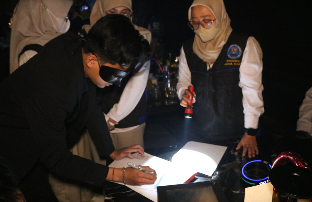 BNNP Jatim ketika melakukan razia hiburan malam di Surabaya. (Foto: BNNP Jatim/jatimnow.com)