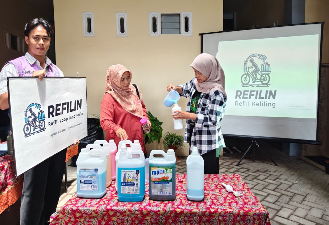 Refilin Roadshow ajak warga Kediri kurangi sampah sachet dan plastik sekali pakai.  (Foto: Toni for JatimNow.com)
