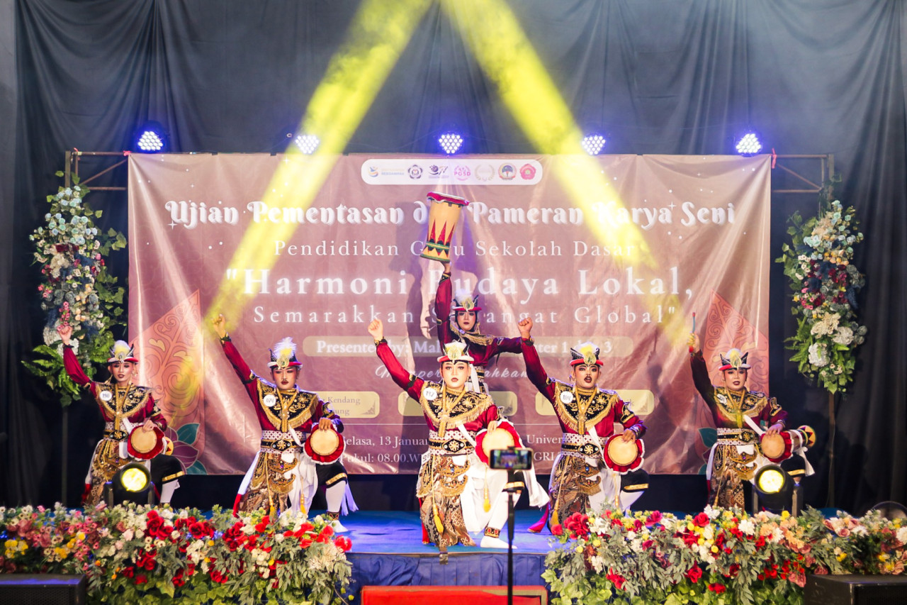 Foto: Pementasan reog kendang yang dilakukan mahasiswa UBHi Tulungagung. (Bramanta/jatimnow.com)