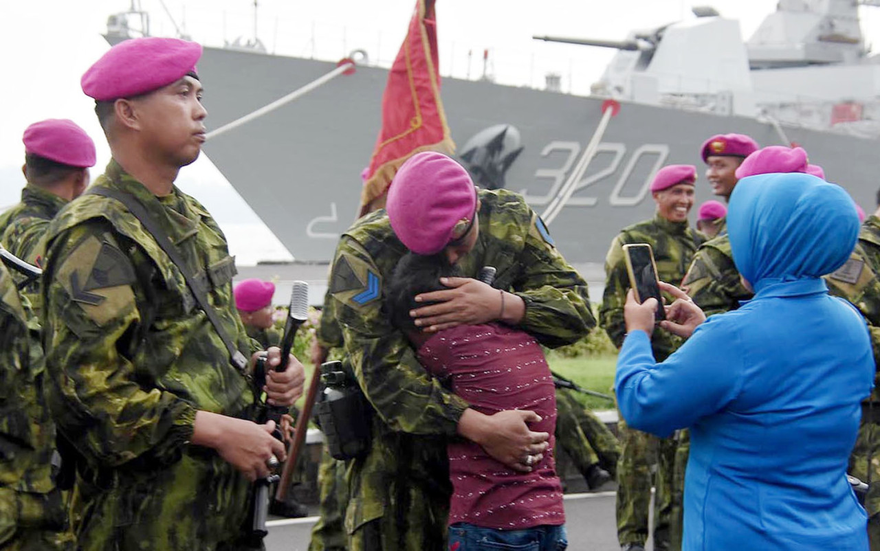 Seorang prajurit Yonif 1 Marinir memeluk anggota keluarganya saat tiba di Dermaga Semampir Ujung, Surabaya, Senin (5/1/2026). Kepulangan Satgas Pamtas Mobile RI–PNG Gobang III disambut suasana haru usai menuntaskan tugas pengamanan perbatasan RI–PNG di Papua dengan sejumlah capaian operasi dan misi kemanusiaan. (Foto: Ainul Yakin for JatimNow.com)
