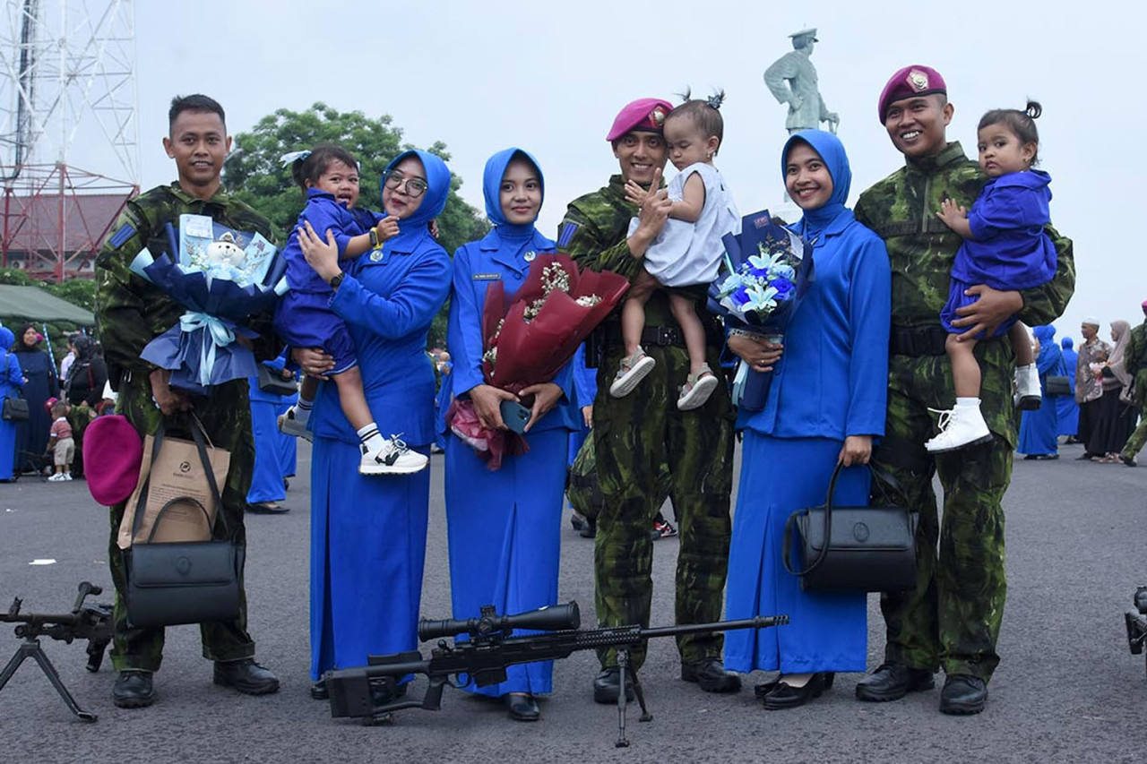 Prajurit Yonif 1 Marinir berfoto bersama keluarga usai tiba di Dermaga Semampir Ujung, Surabaya, Senin (5/1/2026). Kepulangan Satgas Pamtas Mobile RI–PNG Gobang III disambut penuh kebanggaan setelah para prajurit menuntaskan tugas pengamanan perbatasan Papua dengan berbagai capaian operasi dan misi kemanusiaan. (Foto: Ainul Yakin for JatimNow.com)