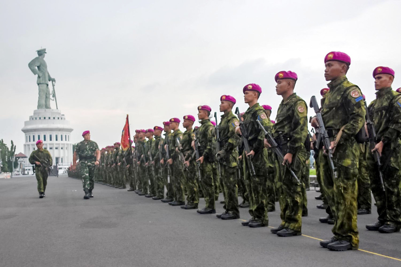 Prajurit Yonif 1 Marinir mengikuti upacara kehormatan setibanya di Dermaga Semampir Ujung, Surabaya, Senin (5/1/2026). Upacara penyambutan ini menjadi bentuk penghargaan atas keberhasilan Satgas Pamtas Mobile RI–PNG Gobang III dalam menuntaskan tugas pengamanan perbatasan Papua dengan profesionalisme dan dedikasi tinggi. (Foto: Ainul Yakin for JatimNow.com)
