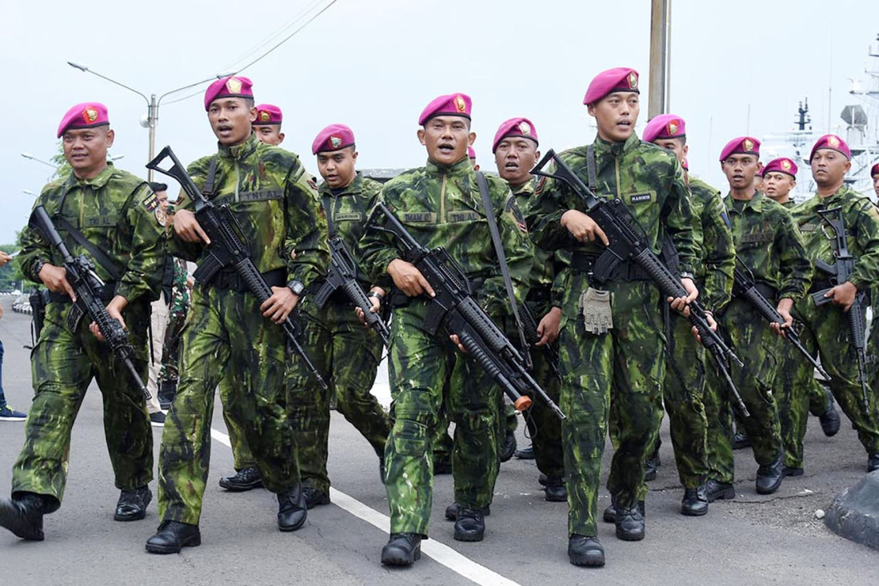 Prajurit Yonif 1 Marinir berjalan berbaris setibanya di Dermaga Semampir Ujung, Surabaya, Senin (5/1/2026). Satgas Pamtas Mobile RI–PNG Gobang III kembali ke tanah air usai menuntaskan tugas pengamanan perbatasan Papua dengan catatan keberhasilan operasi militer dan misi kemanusiaan.(Foto: Ainul Yakin for JatimNow.com)