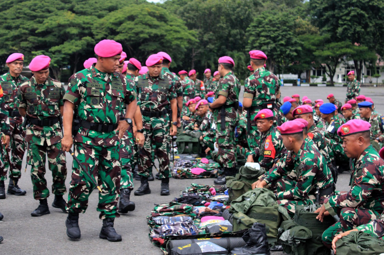 Kesiapan personel dan alat berat dipastikan langsung oleh Komandan Pasmar 2, Mayor Jenderal TNI (Mar) Dr. Oni Junianto, dalam apel inspeksi di Lapangan Kesatrian Marinir Soetedi Senaputra, Karangpilang, Jumat (02/01/2026). (Foto: Munawir for JatimNow.com)