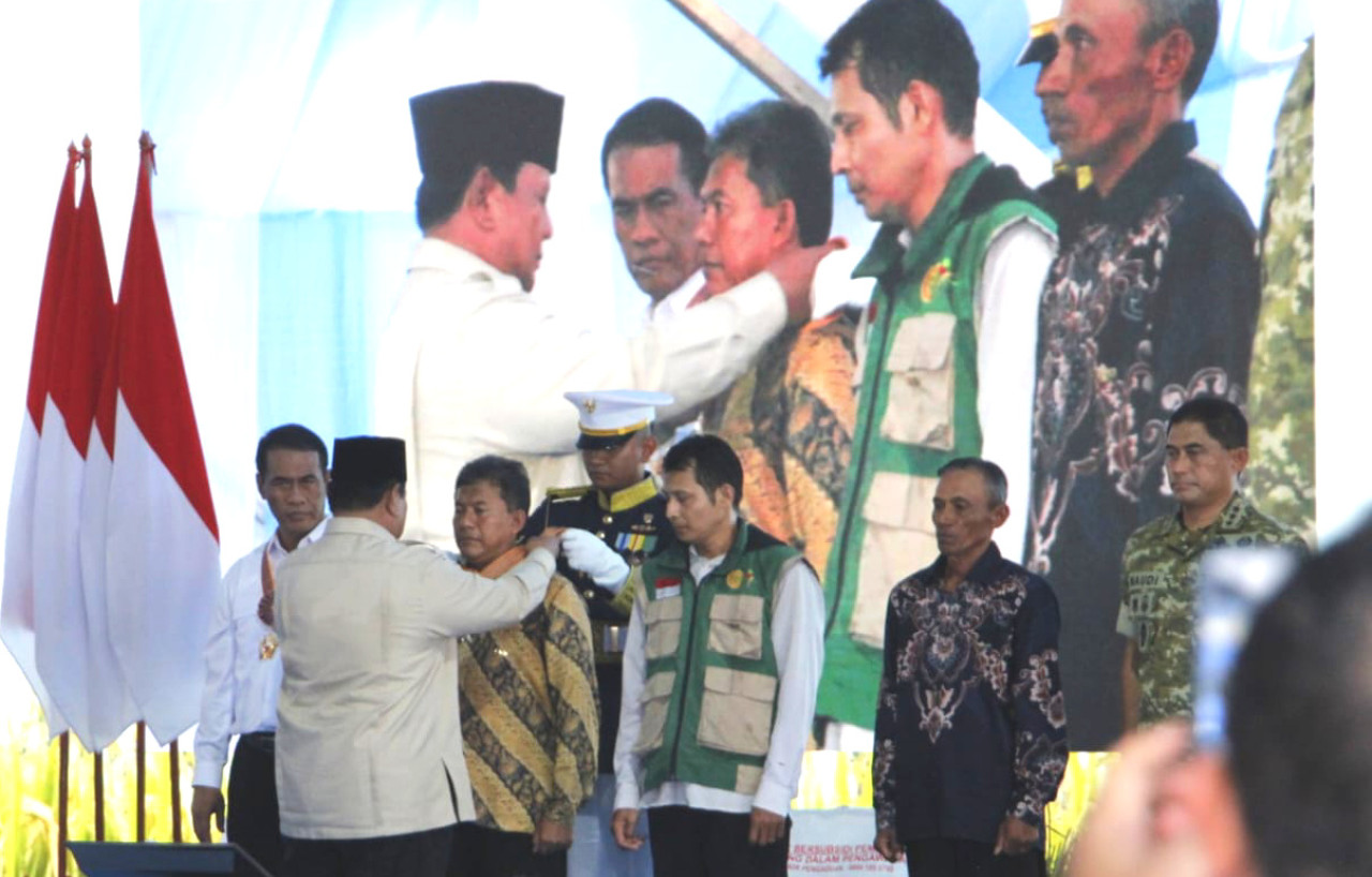 Pangkoarmada II Terima Satya Lancana Wirakarya dari Presiden Prabowo Subianto