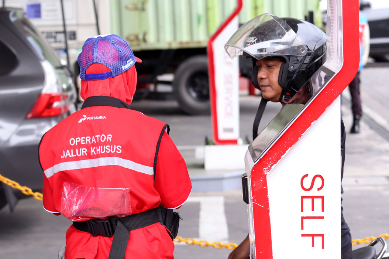 Operator jalur khusus melayani konsumen di SPBU COCO Pertamina Jemursari, Surabaya. (Foto: Ali Masduki/jatimnow.com)