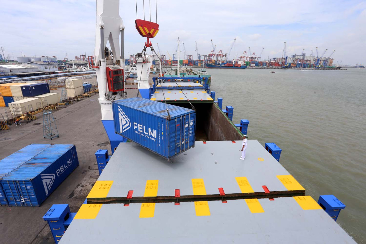 Aktivitas bongkar muat kapal Tol Laut PT PELNI (Persero) di Pelabuhan Tanjung Perak, Surabaya, Sabtu (10/1). Pada tahun 2026, PELNI kembali mengoperasikan 8 trayek Tol Laut nasional dengan target peningkatan volume muatan balik komoditas daerah seperti ikan dan rumput laut untuk mendukung pemerataan ekonomi di wilayah 3TP. (Foto: Ali Masduki/jatimnow.com)