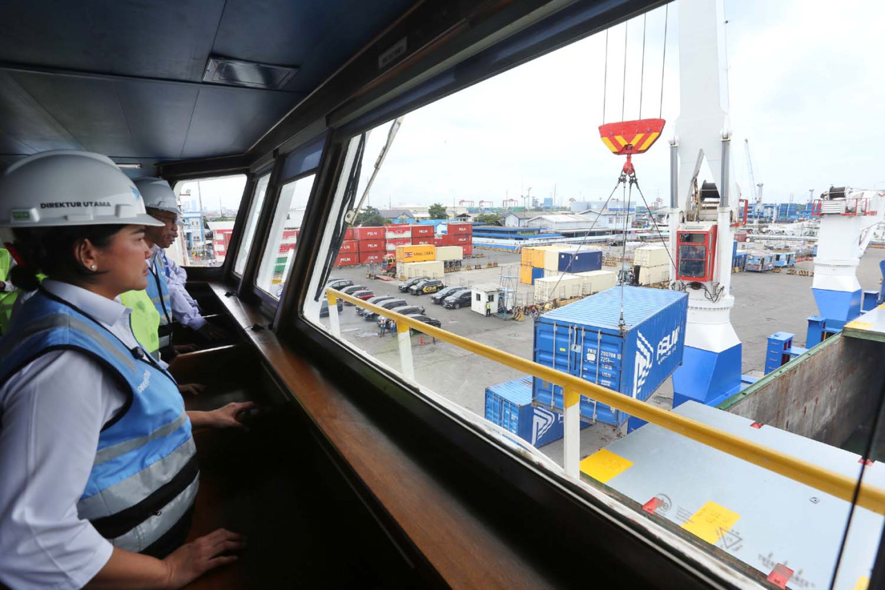 Direktur Utama Pelni, Tri Andayani, mengamati pergerakan aktivitas bongkar muat kapal Tol Laut PT PELNI (Persero) di Pelabuhan Tanjung Perak, Surabaya, Sabtu (10/1).(Foto: Ali Masduki/jatimnow.com)