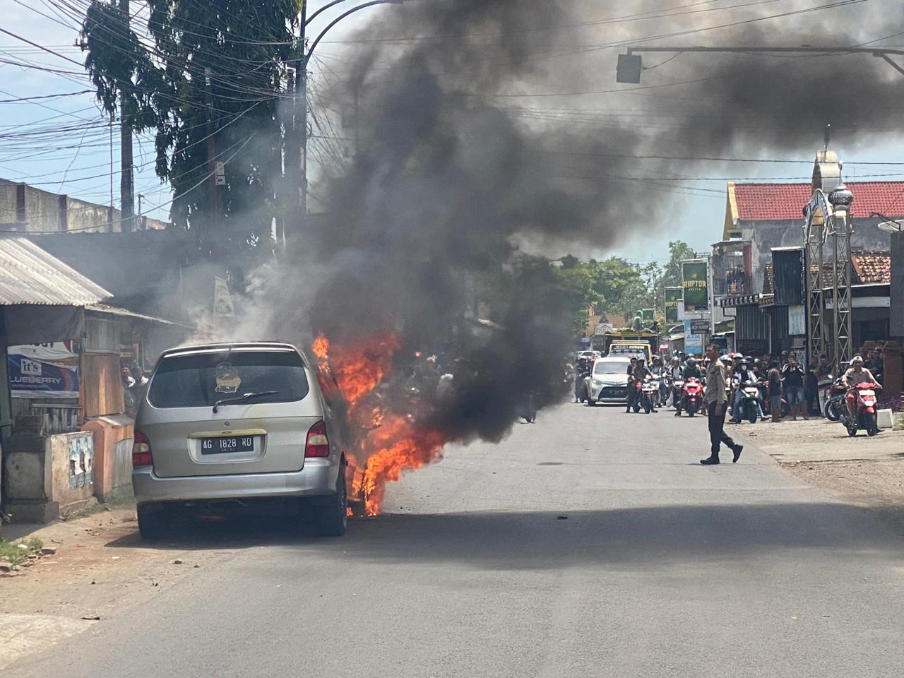 Foto: Mobil yang terbakar di Tulungagung. (Polsek Sumbergempol/jatimnow.com)