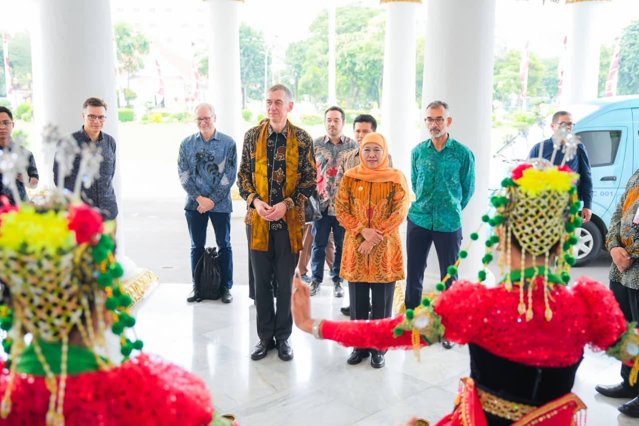 Khofifah Bahas Realisasi SRRL Surabaya - Sidoarjo dengan Jerman