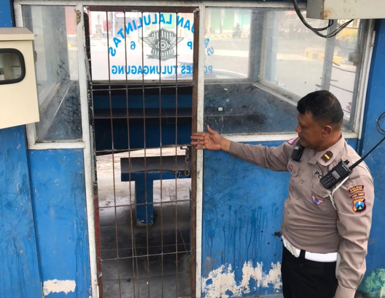 Satlantas Polres Tulungagung Pasang Pintu Pengaman di Pos Polisi