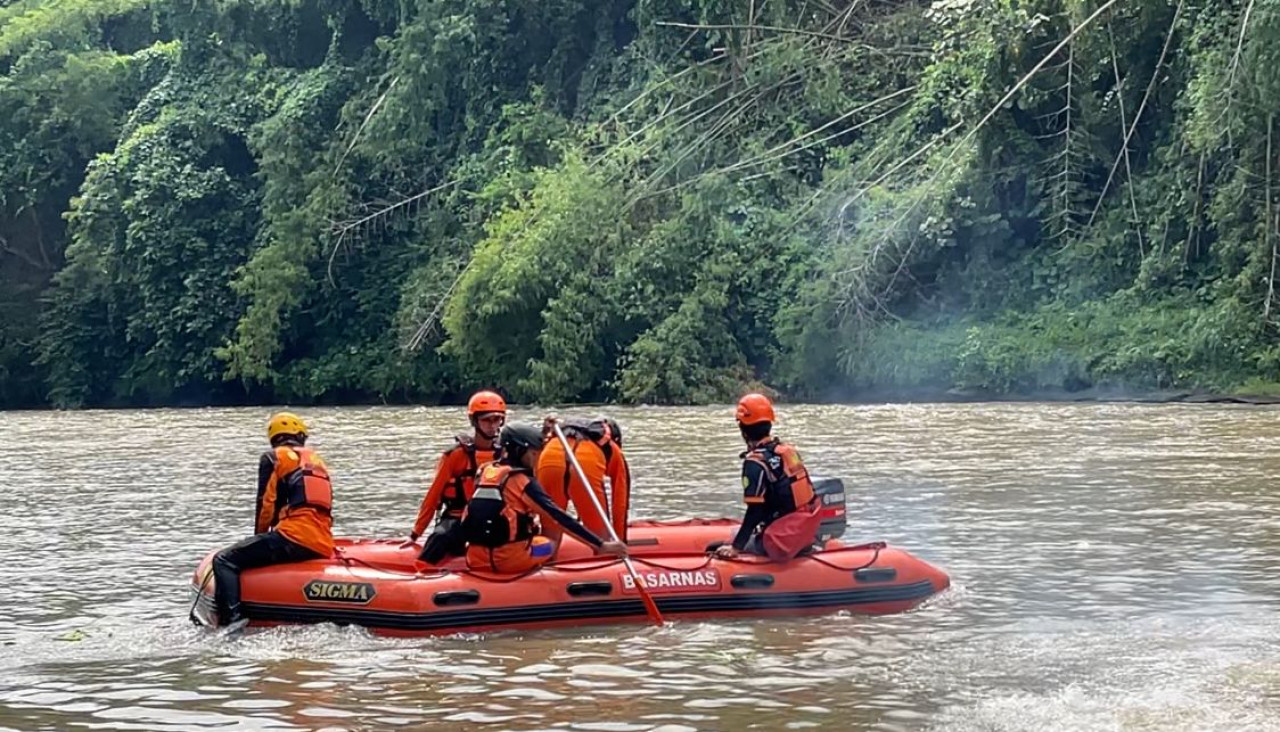 Foto: Proses pencarian terhadap korban yang menceburkan diri ke sungai di Blitar. (Polres Blitar/jatimnow.com)