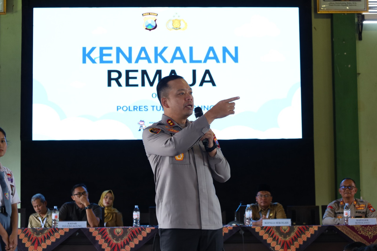 Foto: Kapolres Tulungagung AKBP Taat Resdi saat menjadi guru tamu di sebuah sekolah. (Polres Tulungagung/jatimnow.com)
