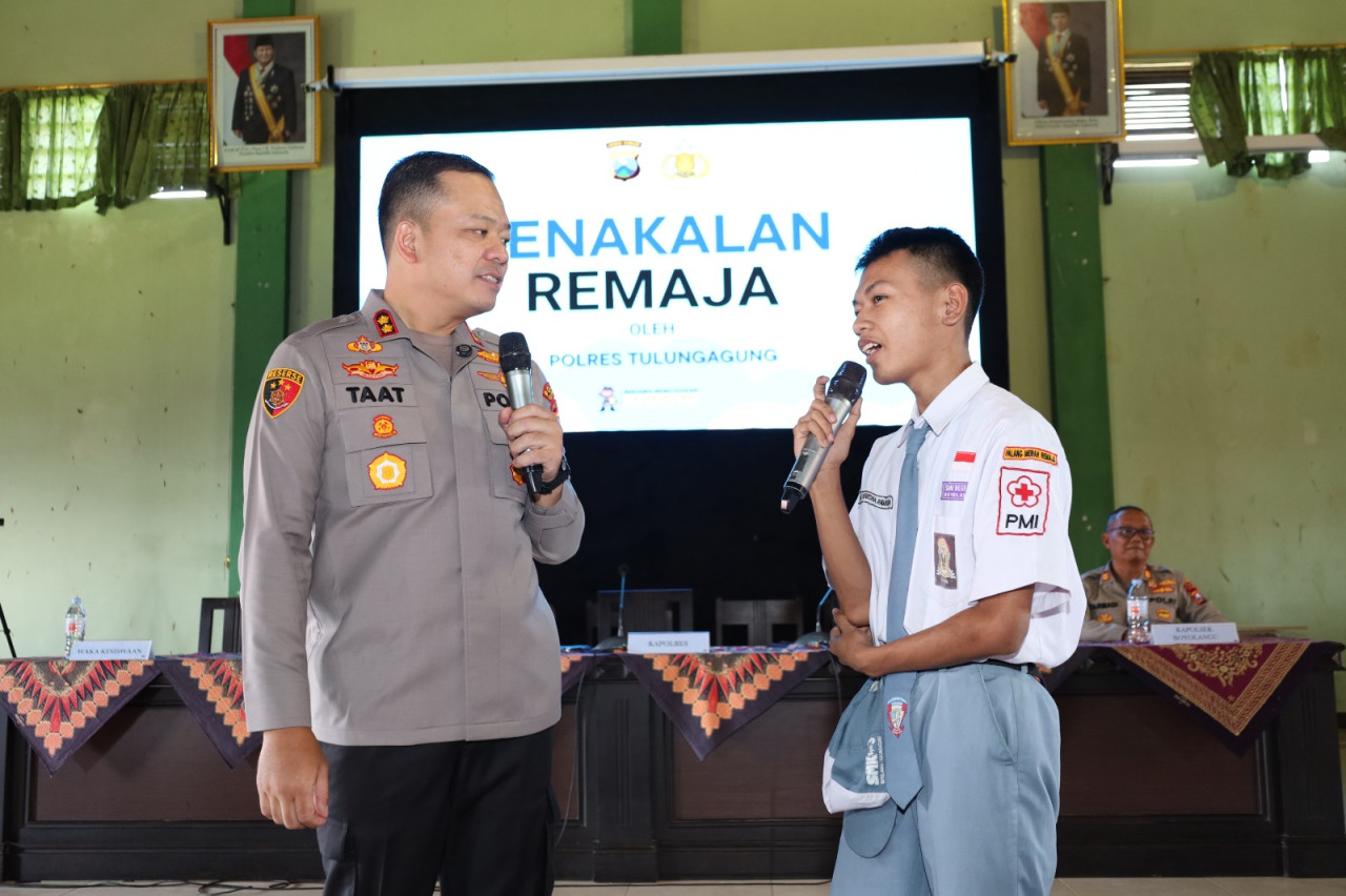 Foto: Kapolres Tulungagung AKBP Taat Resdi saat menjadi guru tamu di sebuah sekolah. (Polres Tulungagung/jatimnow.com)