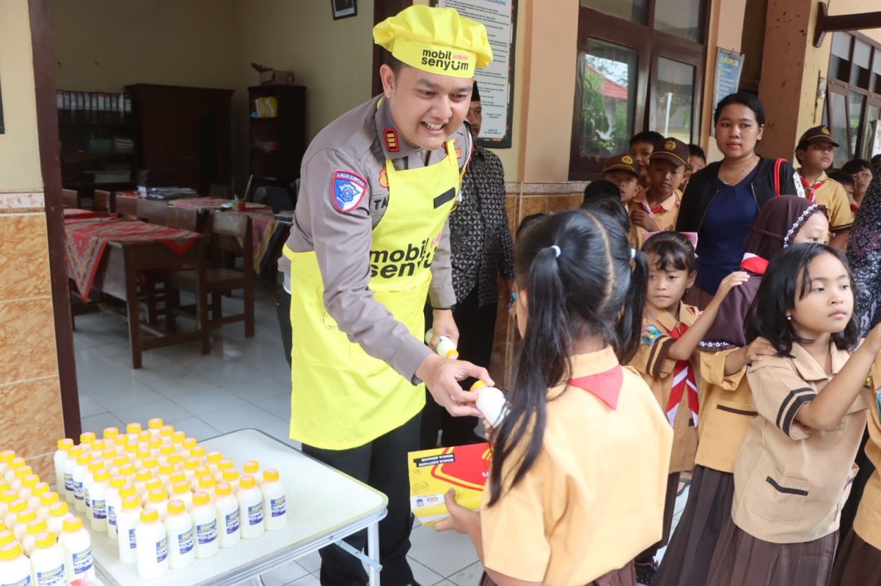 Foto: Pembagian paket makanan bergizi yang dilakukan Polres Tulungagung. (Polres Tulungagung)