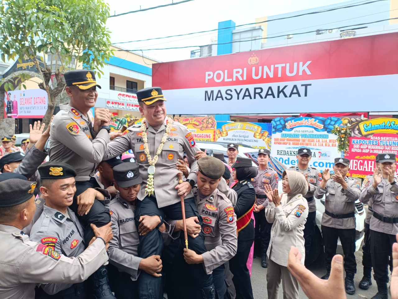 Foto: Kapolres Tulungagung baru, AKBP Ihram Kustarto (kiri) bersama Kapolres Malang AKBP M Taat Resdi. (Bramanta/jatimnow.com)