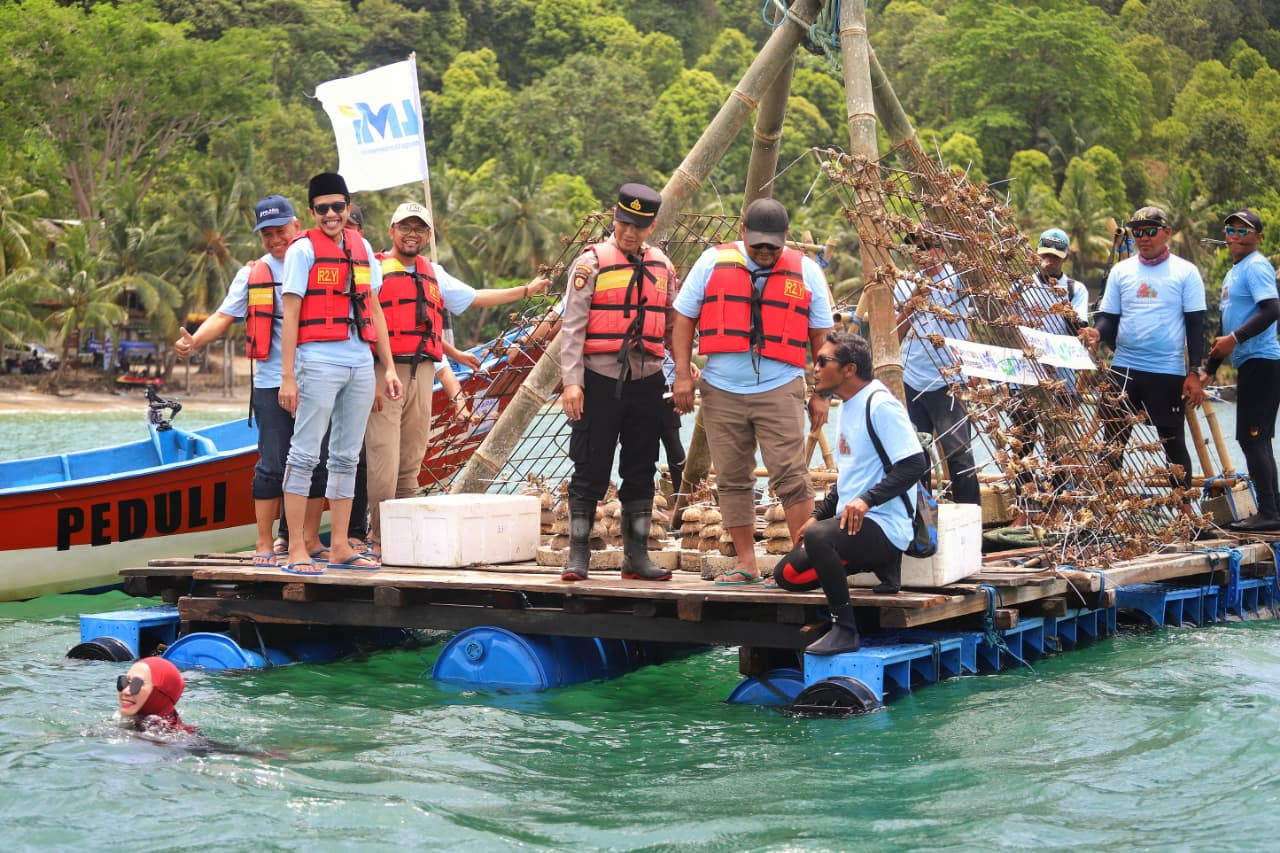 Foto: Penanaman terumbu karang yang dilakukan Pelindo di Pantai Mutiara Trenggalek. (Prokopim/jatimnow.com)