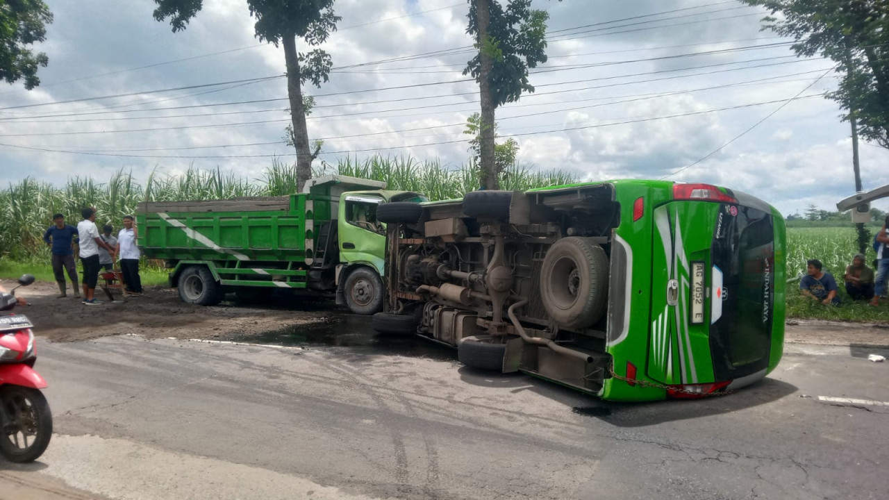 Foto: Minibus elf yang muat rombongan santri asal Kediri terguling di Tulungagung. (Satlantas Polres Tulungagung/jatimnow.com)