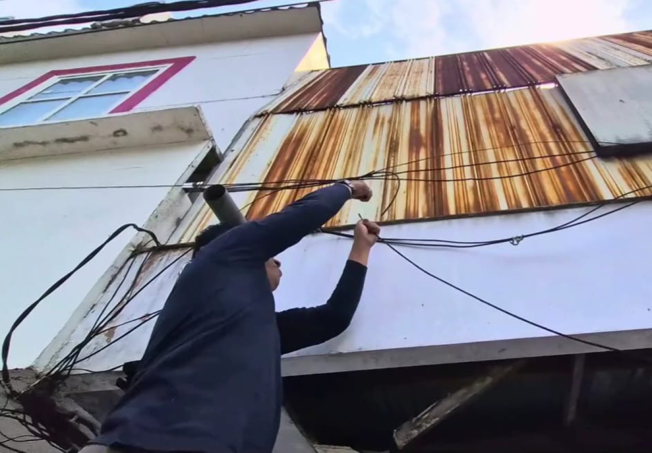 Foto: Pekerja memasang fiber optik di Tulungagung. (Dinas PUPR/jatimnow.com)