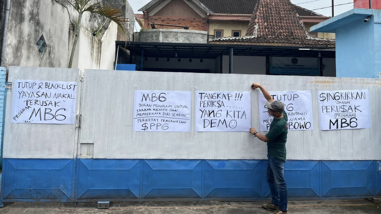 Aksi warga di SPPG Bandar Lor Kediri. (Foto: Almer for jatimnow.com)