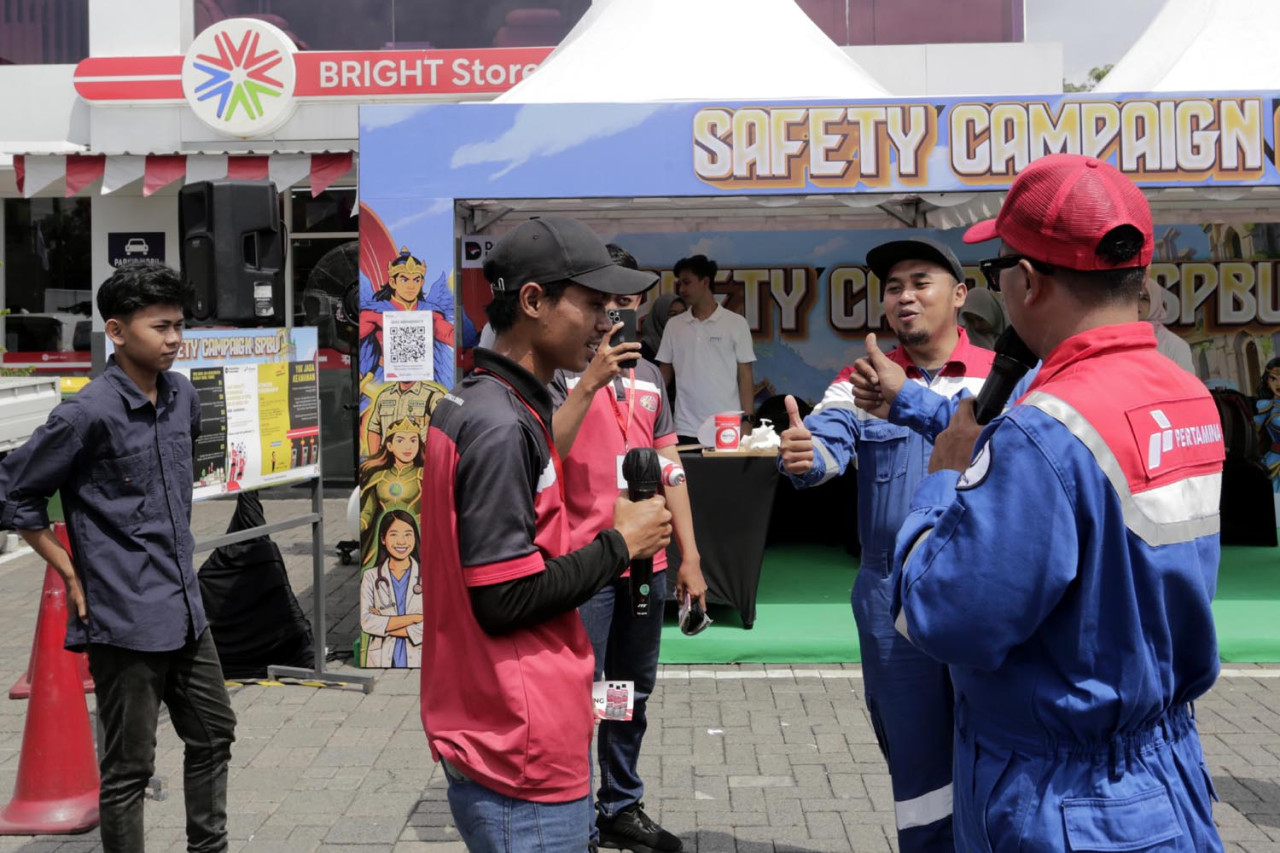 Sejumlah pengendara tampak antusias menjawab pertanyaan seputar keselamatan ketika mengisi BBM dalam gelaran bulan K3 Nasional 2026 Pertamina Patra Niaga Regional Jatimbalinus, di SPBU Coco Jemursari, Surabaya, Kamis (05/2/2026). (Foto: Ali Masduki/jatimnow.com)
