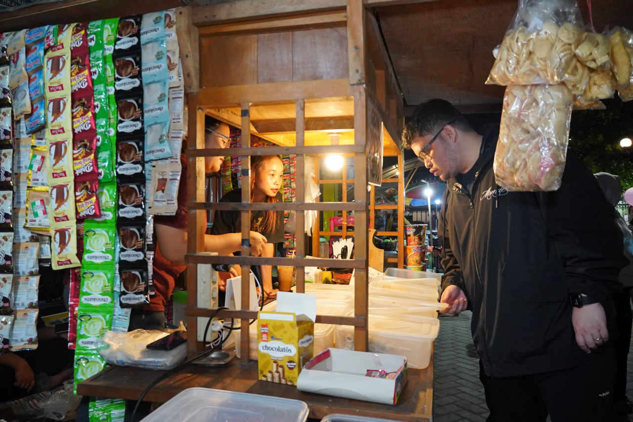 Mas Dhito Kulineran Malam di Pasar Wates Kediri