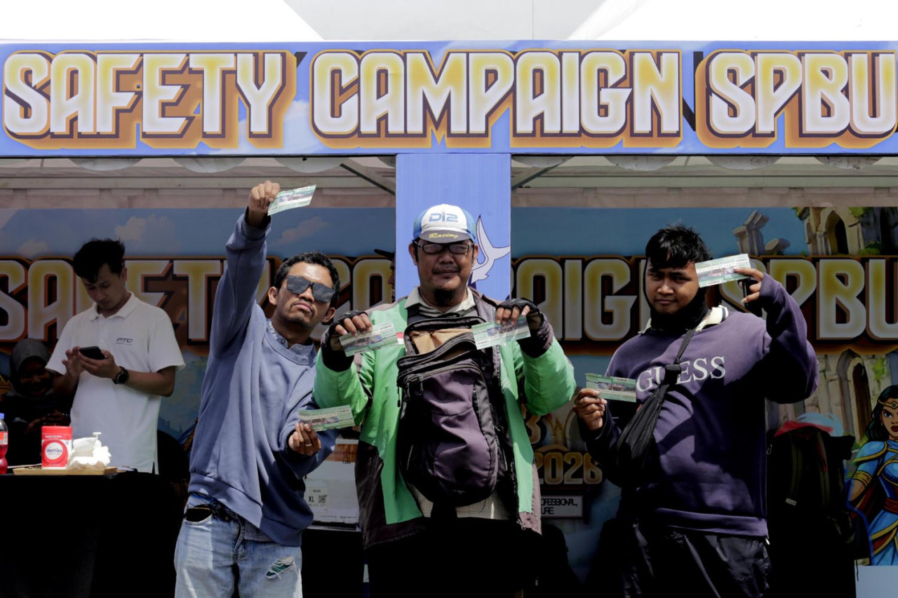 Tiga pelanggan BBM Pertamina menunjukkan voucher BBM nonsubsidi usai sukses menjawab kuis Keselamatan dan Kesehatan Kerja (K3) di SPBU Coco Jemursari, Surabaya, Kamis (05/2/2026).  Momen bulan K3 Nasional 2026 dimanfaatkan tim Pertamina Patra Niaga Regional Jatimbalinus untuk menyapa langsung konsumen. (Foto: Ali Masduki/jatimnow.com)