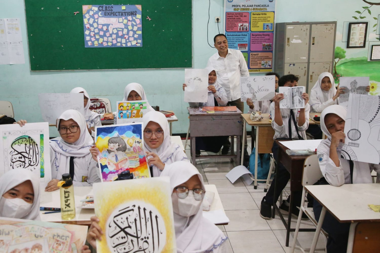 Foto: Siswa sebuah sekolah di Surabaya menunjukkan karya kaligrafi. (Fatkur/jatimnow.com)