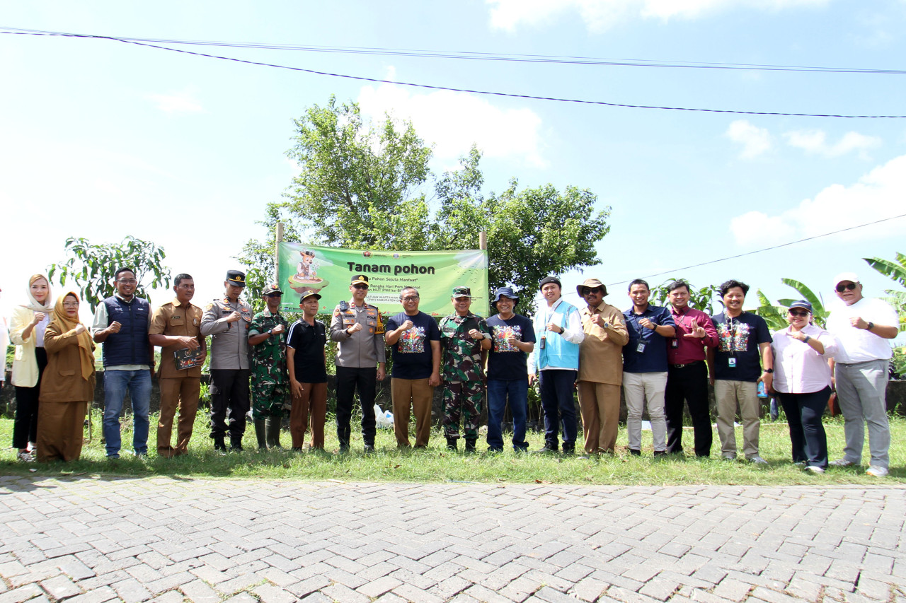 Peringati HPN 2026, PWI Gresik Tanam Pohon di Wilayah Terdampak Banjir Kali Lamong