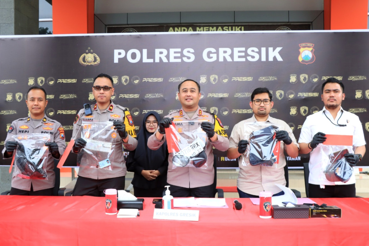 Konferensi pers Polres Gresik dalam pengungkapan kasus curat truk serta penipuan dan penggelapan sepeda motor. (Foto: Humas Polres Gresik/jatimnow.com)