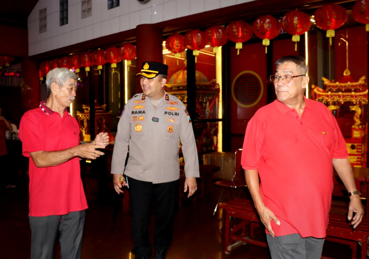 Foto: Kapolres Gresik AKBP Ramadhan Nasution, saat meninjau pengamanan di Klenteng Kim Hin Kiong. (Humas Polres Gresik/jatimnow.com)