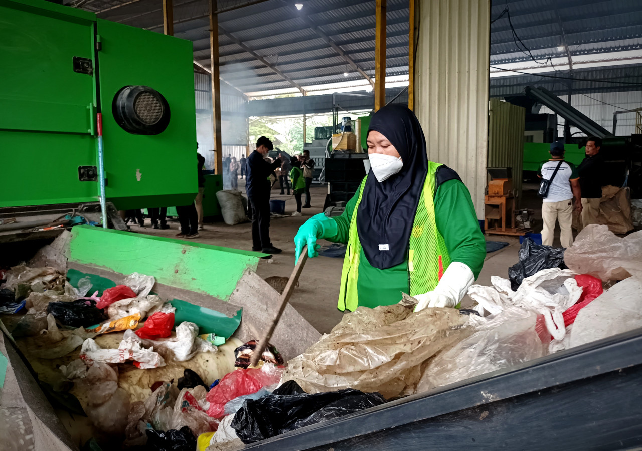 Foto: Proses pengolahan sampah dengan Landfill Mining di TPA Ngipik Gresik. (Sahlul Fahmi/Jatimnow.com)