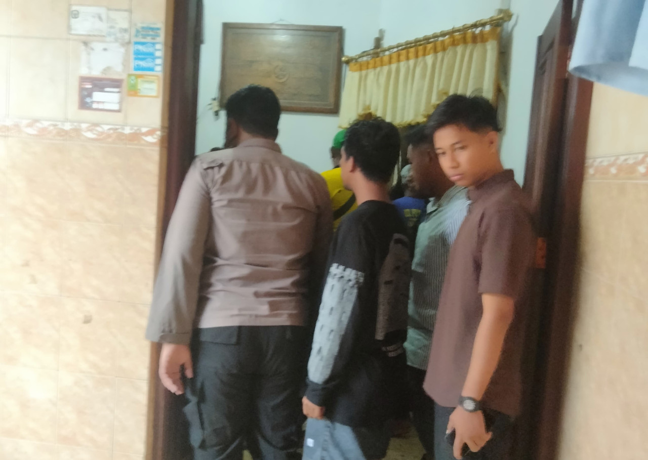 Mayat nelayan Lamongan saat berada di rumah duka. (Foto: Polres Lamongan for jatimnow.com)