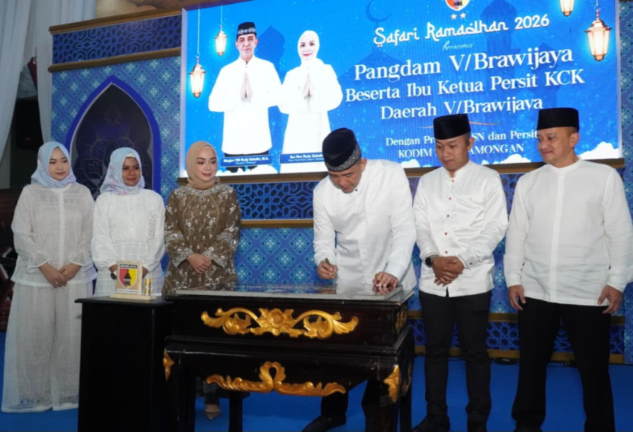 Foto: Pangdam V/Brawijaya Meyjen TNI Rudy Saladin saat menandatangani Gapura Pandu Sakti Kodim 0812 Lamongan. (Adyad Ammy Iffansah/jatimnow.com)