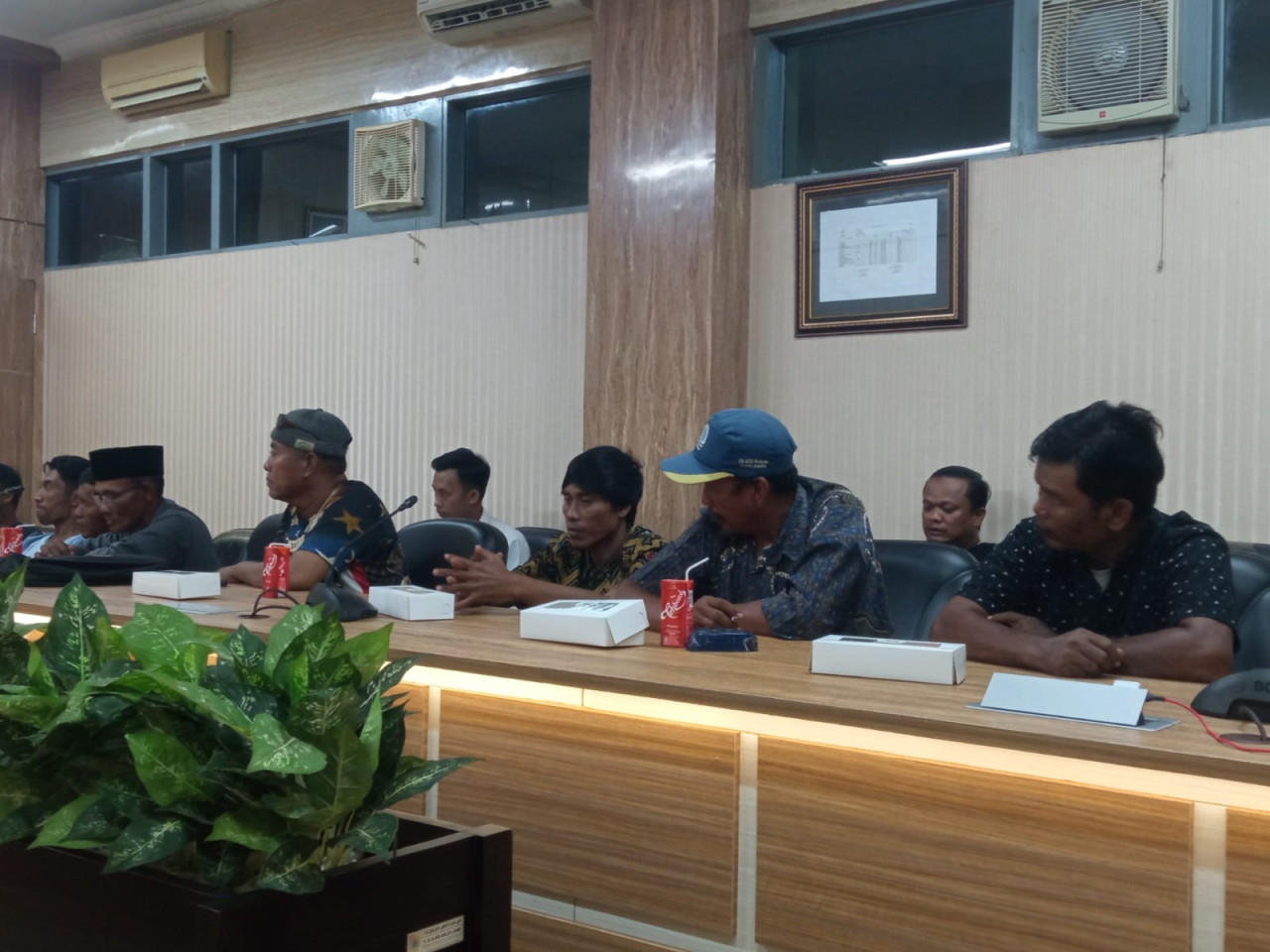 Komisi B DPRD Jember RDP dengan nelayan. (Foto: Sugianto/jatimnow.com)